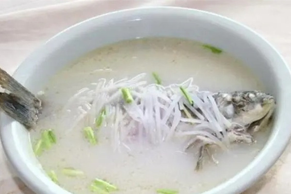 鯽魚(yú)湯用老豆腐好還是嫩豆腐好 鯽魚(yú)湯和什么最佳搭配