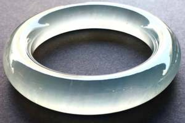 玻璃種翡翠可以佩戴嗎 玻璃種翡翠買(mǎi)回來(lái)怎么處理