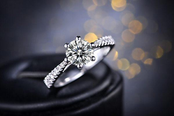 鉆戒是結(jié)婚買還是訂婚買 鉆戒的寓意和象征 鉆戒是結(jié)婚買還是訂婚買 鉆戒的寓意和象征
