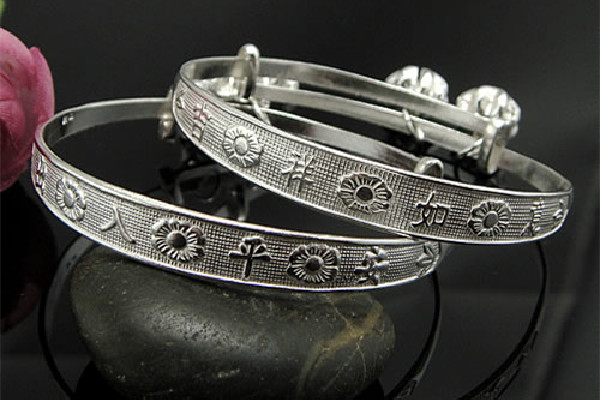 純銀手鐲戴左手好還是右手 純銀手鐲戴著對(duì)身體好嗎