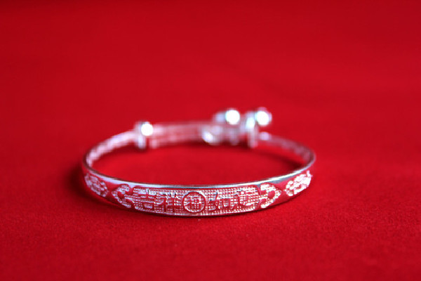 純銀手鐲戴左手好還是右手 純銀手鐲戴著對(duì)身體好嗎