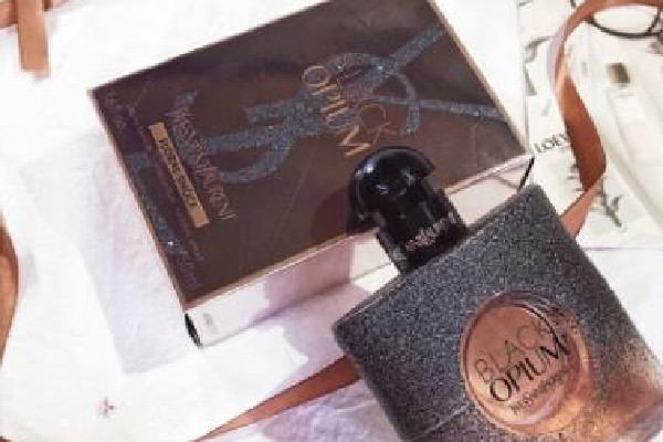 ysl黑鴉片香水有哪幾個(gè)版本 ysl黑鴉片香水會(huì)變味道嗎