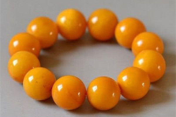 蜜蠟和翡翠哪個對人身體好 蜜蠟和作用的功效 蜜蠟和翡翠哪個對人身體好 蜜蠟和作用的功效