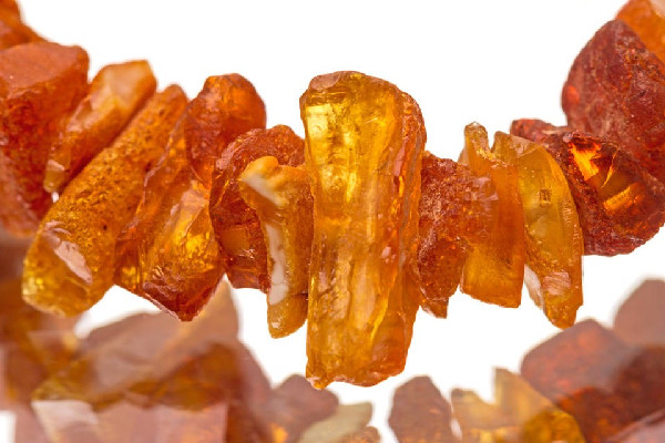 琥珀越戴顏色越深嗎 琥珀佩戴時(shí)間長了會(huì)怎樣