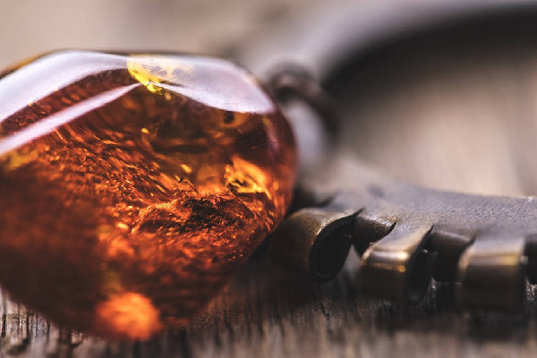 琥珀越戴顏色越深嗎 琥珀佩戴時(shí)間長了會(huì)怎樣