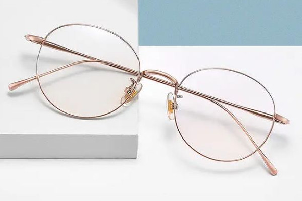 配眼鏡的度數(shù)要比實際的高還是低 配眼鏡是球面鏡片好還是非球面鏡片好