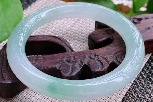 圓條手鐲要買(mǎi)大一點(diǎn)的嗎 圓條手鐲怎么選圈口