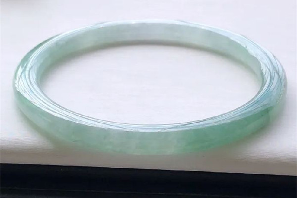 圓條手鐲要買(mǎi)大一點(diǎn)的嗎 圓條手鐲怎么選圈口