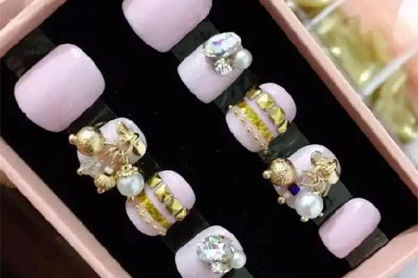 甲片買磨砂的還是透明的 甲片買什么樣的好 甲片買磨砂的還是透明的 甲片買什么樣的好