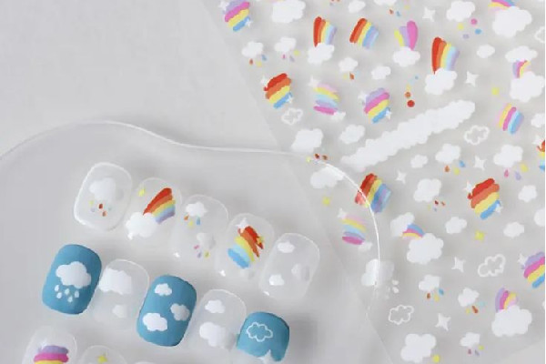 美甲貼紙為什么老翹起來(lái) 美甲貼紙和穿戴甲哪種牢固呢