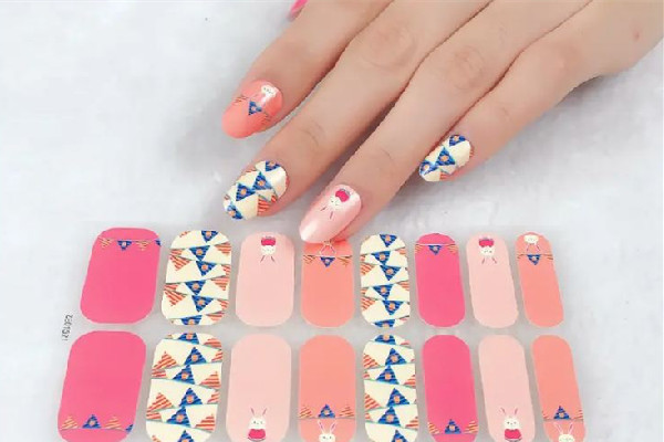 美甲貼紙為什么老翹起來(lái) 美甲貼紙和穿戴甲哪種牢固呢