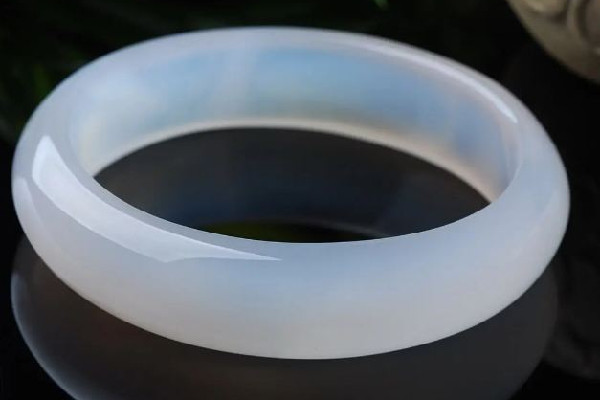 玉髓手鐲一般在什么價(jià)位 天然冰種玉髓手鐲值錢嗎