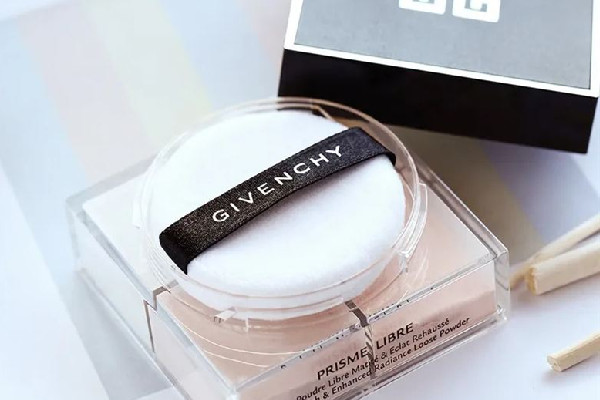 紀梵希散粉和蜜粉餅?zāi)膫€好 紀梵希散粉用久了不好出粉怎么辦