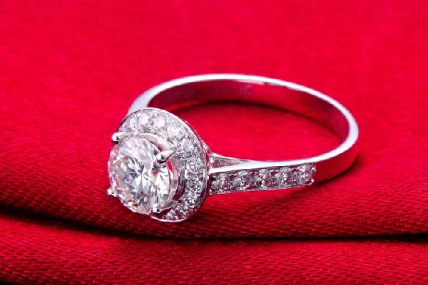 婚戒要不要一直戴著 婚戒會(huì)越來越松嗎