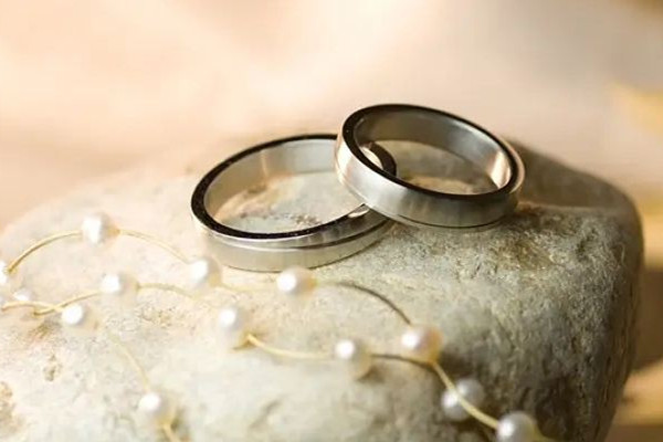 婚戒一般買多少錢合適 婚戒買什么材質的好 婚戒一般買多少錢合適 婚戒買什么材質的好