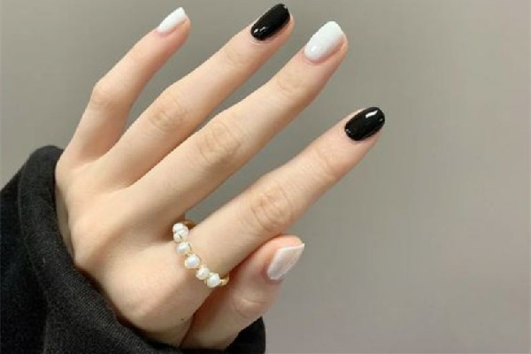 江漢路步行街KOLYBEAUTY寇寇美甲美容美睫韓式定妝店有哪些項(xiàng)目 純色美甲哪個(gè)顏色顯手白