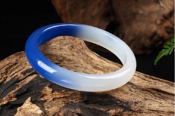 手鐲戴久了變黃什么原因 手鐲變黃了是正?，F(xiàn)象嗎