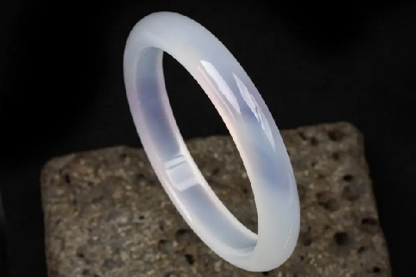 手鐲戴久了變黃什么原因 手鐲變黃了是正?，F(xiàn)象嗎