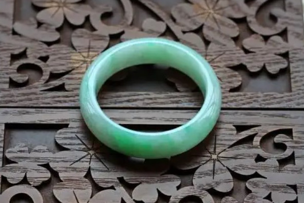 手鐲戴久了變黃什么原因 手鐲變黃了是正?，F(xiàn)象嗎