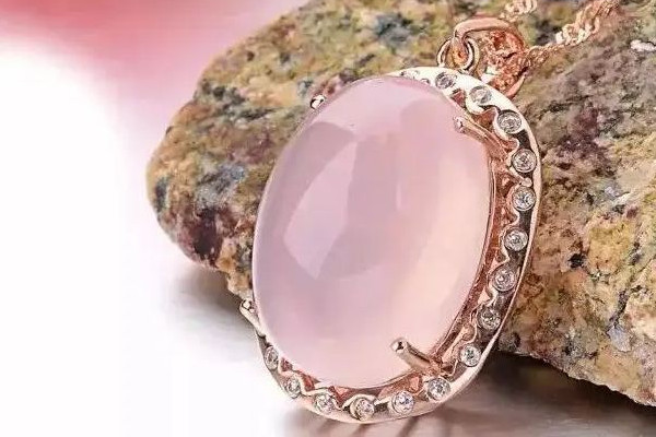 芙蓉石的產(chǎn)地在什么地方 芙蓉石什么樣的好 芙蓉石的產(chǎn)地在什么地方 芙蓉石什么樣的好