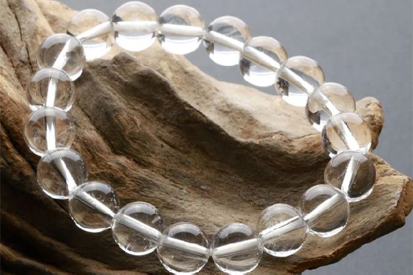 白水晶和白幽靈的功效區(qū)別 白水晶和紫水晶哪個好 白水晶和白幽靈的功效區(qū)別 白水晶和紫水晶哪個好