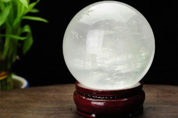 白水晶和白幽靈的功效區(qū)別 白水晶和紫水晶哪個好 白水晶和白幽靈的功效區(qū)別 白水晶和紫水晶哪個好