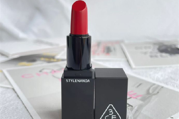 啞光口紅的正確涂法 啞光口紅涂之前可以涂潤唇膏嗎 啞光口紅的正確涂法 啞光口紅涂之前可以涂潤唇膏嗎