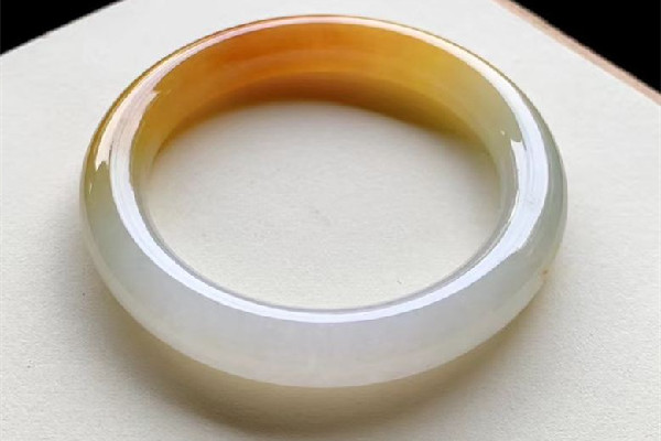 黃翡翠和綠翡翠哪個(gè)值錢 黃翡翠和綠翡翠哪個(gè)好