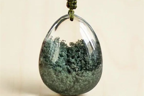 綠幽靈的功效與作用 綠幽靈適合什么人戴 綠幽靈的功效與作用 綠幽靈適合什么人戴