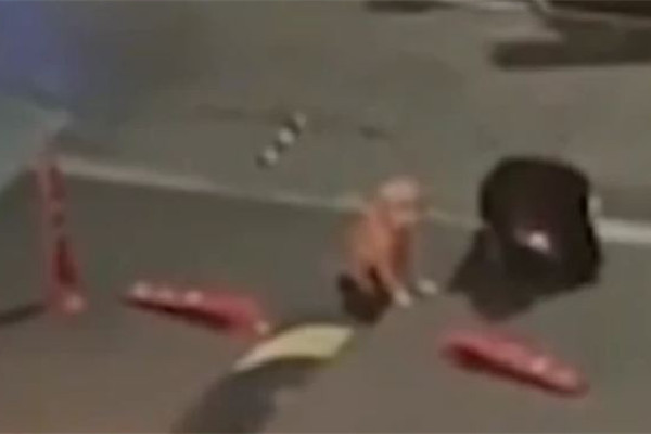 女子外賣被偷揪出小偷后淚崩 外賣有問(wèn)題如何補(bǔ)償