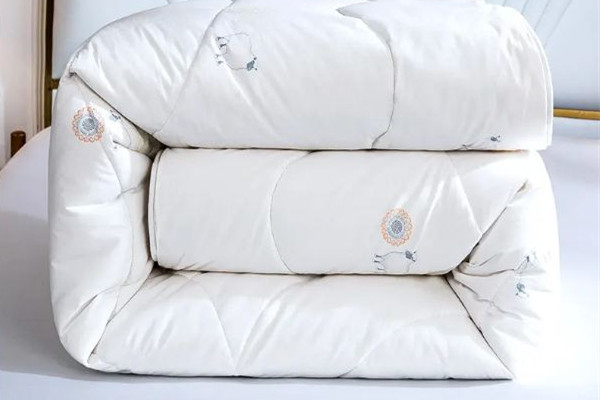 羊絨被子的價(jià)格一般是多少 羊絨被買多重的好 羊絨被子的價(jià)格一般是多少 羊絨被買多重的好