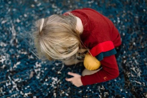 兒子劃傷豪車爸爸讓其拿金幣道歉 孩子犯錯家長應(yīng)該怎樣教育