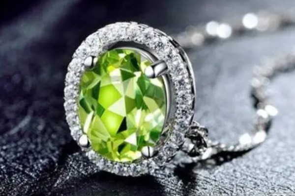 橄欖石有黑點(diǎn)怎么回事 橄欖石怎么辨別真假 橄欖石有黑點(diǎn)怎么回事 橄欖石怎么辨別真假