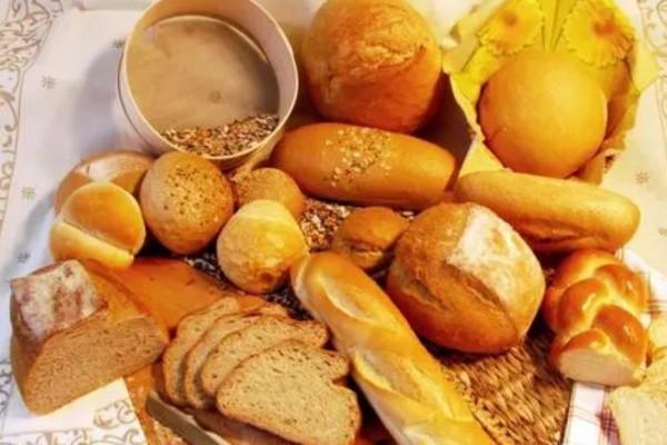 校長帶發(fā)霉面包看望學生?學?；貞?面包保質期多長時間