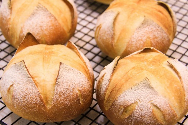 校長帶發(fā)霉面包看望學生?學?；貞?面包保質期多長時間