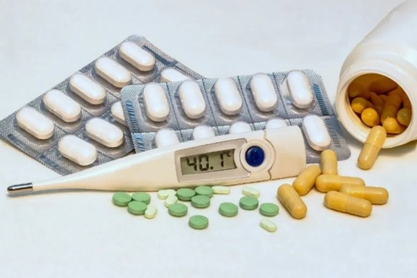 18歲男生高燒3天不退確診接吻病 發(fā)燒時間長了對人體有什么危害