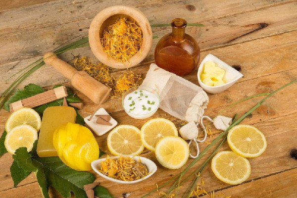 檸檬精油可以和什么精油一起用 檸檬精油涂臉為什么會(huì)刺痛 檸檬精油可以和什么精油一起用 檸檬精油涂臉為什么會(huì)刺痛