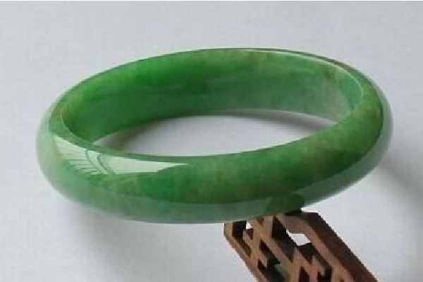 豆種翡翠會越戴越透嗎 豆種翡翠戴久了會變色嗎 豆種翡翠會越戴越透嗎 豆種翡翠戴久了會變色嗎