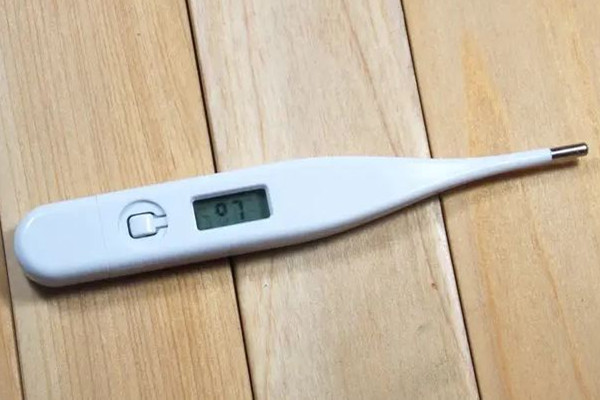 一家五口感染新冠兒子燒出陰陽(yáng)臉 發(fā)燒用電子溫度計(jì)準(zhǔn)嗎