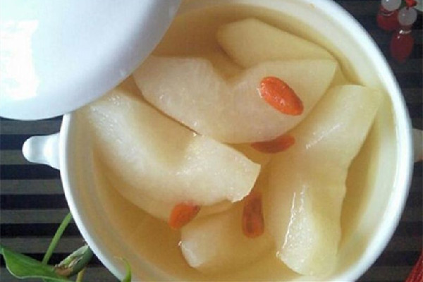 梨子煮水的功效 梨子煮水可以治喉嚨痛嗎 梨子煮水的功效 梨子煮水可以治喉嚨痛嗎