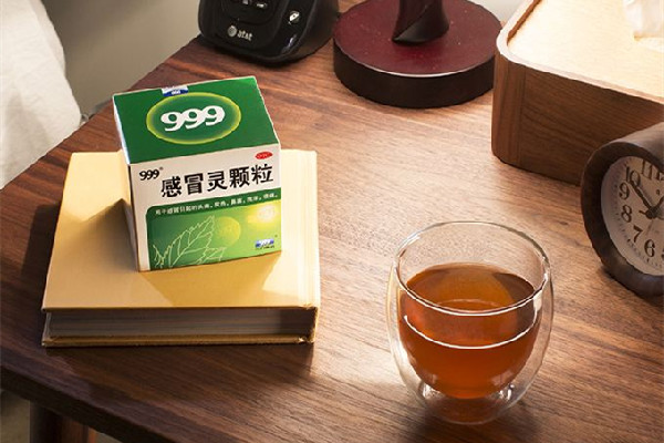 999感冒靈顆粒和布洛芬能一起吃嗎 999感冒靈顆?？梢院桶⒛髁帜z囊一起吃嗎