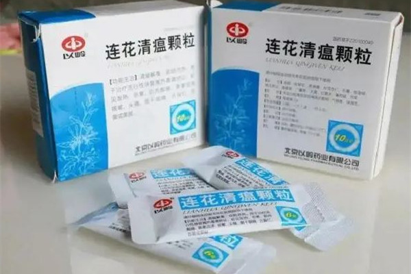 連花清瘟顆粒的功效和作用 連花清瘟顆?？梢酝藷龁?></p><h3>連花清瘟顆粒的成分</h3><p>它的主要成分有連翹，炙麻黃，金銀花，炒苦杏仁，板藍(lán)根，石膏，魚腥草，綿馬貫眾，廣藿香，大黃，紅景天，薄荷腦，甘草，淀粉等。一般會(huì)做成沖劑或者是膠囊，如果出現(xiàn)發(fā)熱，惡寒，肌肉酸痛，鼻塞流涕，咳嗽，頭痛等情況，都可以服用一些。</p><p><br/></p>		</div>
<div align=