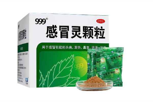 999感冒靈顆粒什么時候吃比較好 999感冒靈顆?？梢钥崭购葐?></p><h3>999感冒靈顆粒適合小孩吃嗎</h3><p>999感冒靈顆粒小兒劑型的小孩子可以吃，大人劑型小孩子不能夠服用。它是一種復(fù)合制劑，里面含有很多的西藥成分和中藥成分。對于感冒引起的頭痛、發(fā)熱、流涕、鼻塞、咽喉腫痛癥狀有不錯的緩解的功效，主要有解熱鎮(zhèn)痛的功能。部分的小孩服用之后，會出現(xiàn)不良反應(yīng)，比如有蕁麻疹、藥物熱，甚至出現(xiàn)有乏力、口渴等癥狀。如果長期服用，可能會影響到肝腎功能。一般小孩子應(yīng)該服用專用的小兒劑型的999感冒顆粒。</p><p style=