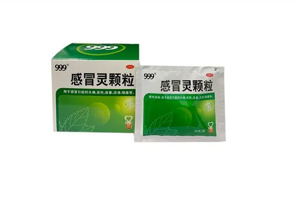 999感冒靈顆粒對喉嚨痛有用嗎 999感冒靈顆?？梢跃徑饪人詥?></p><h3>999感冒靈有什么副作用</h3><p>感冒靈顆粒的副作用，主要是導(dǎo)致患者出現(xiàn)胃腸道的不適，也可能會出現(xiàn)神經(jīng)系統(tǒng)的不良反應(yīng)，常表現(xiàn)為惡心、嘔吐、腹脹、腹痛以及便秘，也可能會出現(xiàn)頭痛、頭暈以及嗜睡。部分患者還可能會出現(xiàn)肝臟功能的損傷，因此在使用該藥物治療過程中，需要嚴(yán)格遵照醫(yī)囑執(zhí)行，可以減少藥物的不良反應(yīng)。</p><p><br/></p>		</div>
<div align=