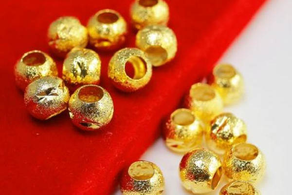 黃金轉(zhuǎn)運(yùn)珠戴在哪個(gè)手比較好 黃金轉(zhuǎn)運(yùn)珠戴右手好嗎 黃金轉(zhuǎn)運(yùn)珠戴在哪個(gè)手比較好 黃金轉(zhuǎn)運(yùn)珠戴右手好嗎