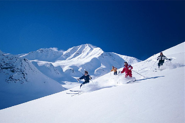 滑雪不會(huì)剎車女生一路靠吼下坡 滑雪需要戴什么東西