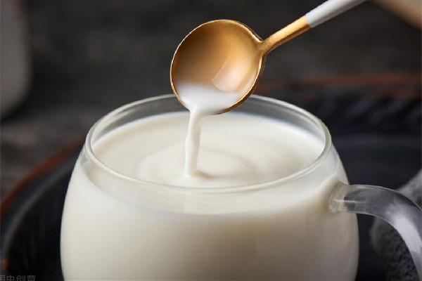 全脂牛奶結(jié)塊是正?，F(xiàn)象嗎 全脂牛奶結(jié)塊可以喝嗎