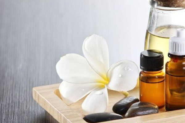 護(hù)膚精油可以抹頭發(fā)嗎 護(hù)膚精油對頭發(fā)有什么作用