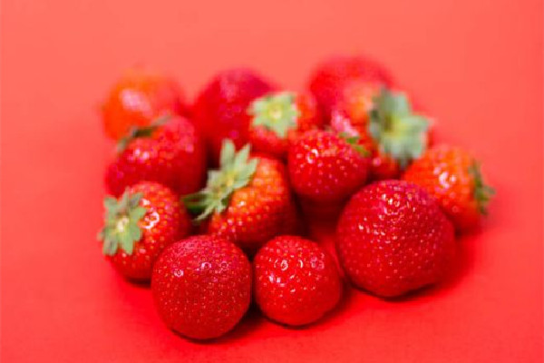 草莓吃多了有什么危害 草莓對(duì)胃有刺激嗎 草莓吃多了有什么危害 草莓對(duì)胃有刺激嗎