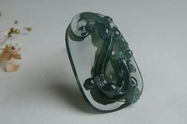 藍(lán)水翡翠有點(diǎn)雪花棉好不好 藍(lán)水翡翠會(huì)越戴越透嗎